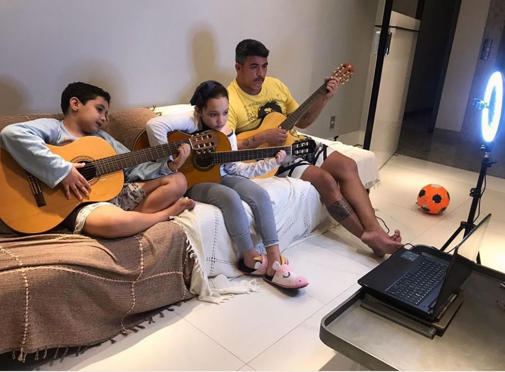 Cássio Sampaio, compositor de 'Balada (Tchê Tchê Rere)', com os filhos em 2020 — Foto: Acervo Pessoal