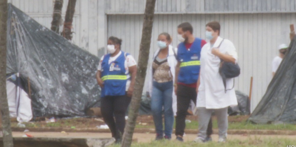 Agentes de saúde circulam pela Cracolândia, no Centro de SP — Foto: Reprodução/TV Globo
