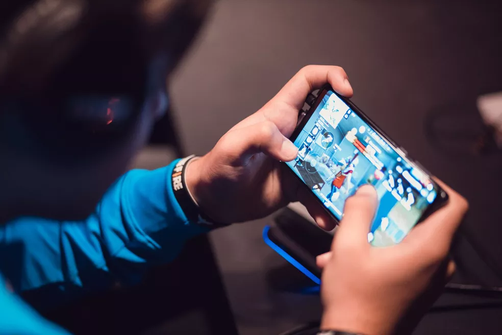 Como funciona Free Fire emulador? celular free fire.jpg