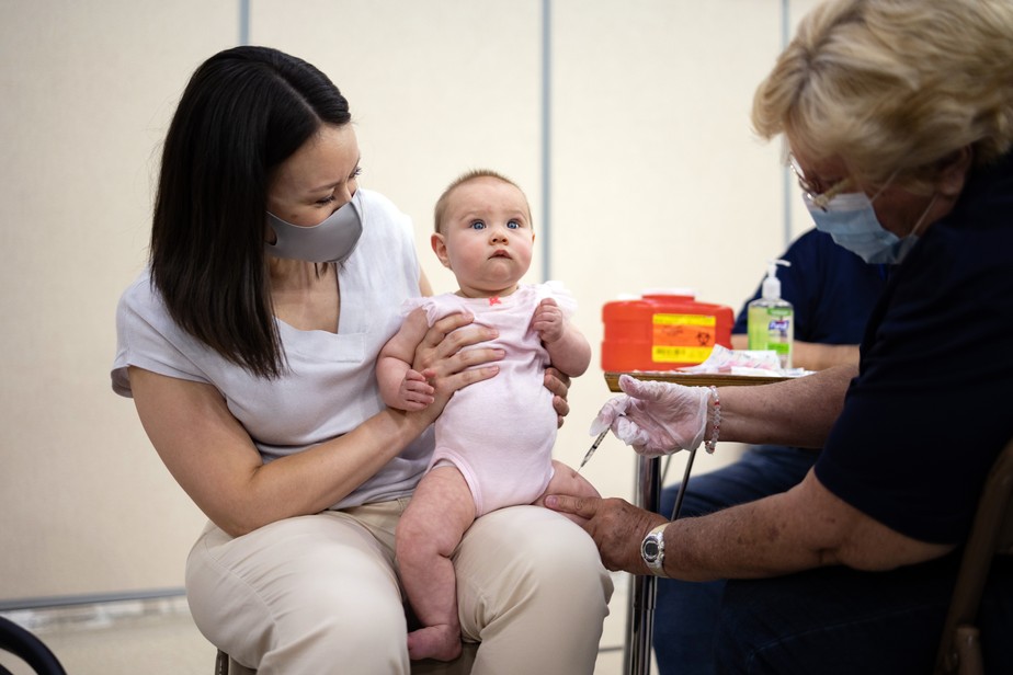 Bebê de oito meses é vacinado nos EUA.