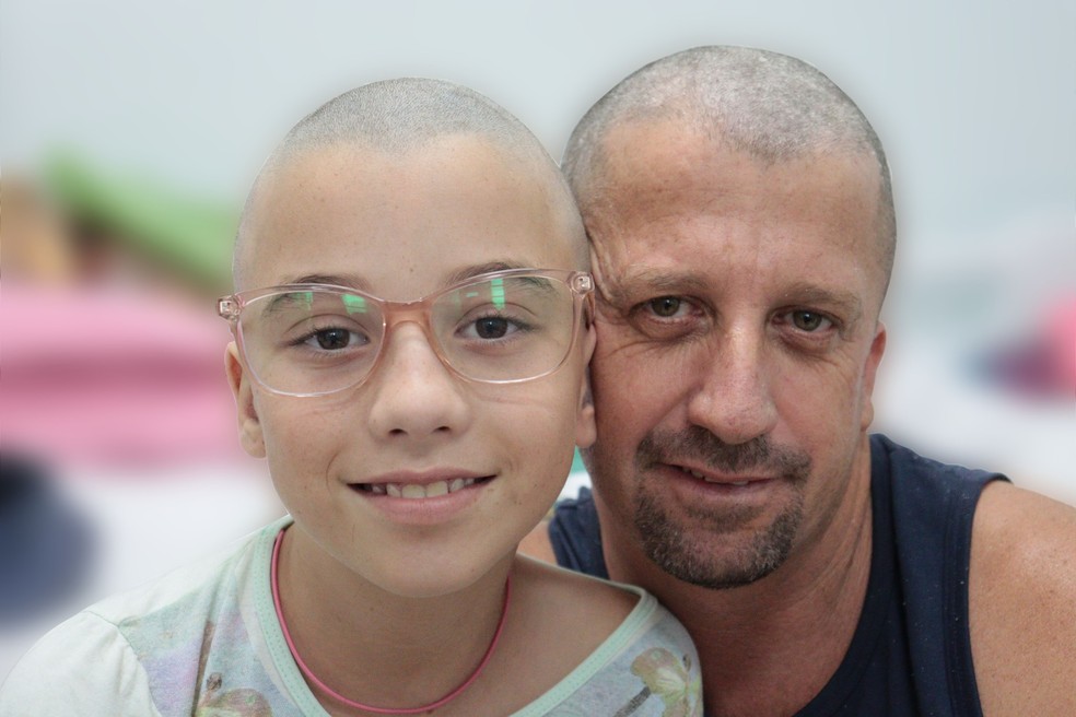 Grazielly e o pai, Roberto Ferreira, depois do corte de cabelo — Foto: Fundação Padre Albino/Divulgação