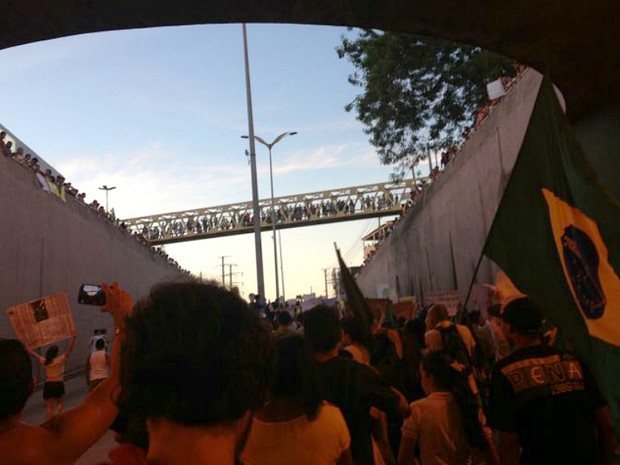 Participantes do protesto passam debaixo de viaduto da Djalma Batista (Foto: José Cardoso/VC no G1)