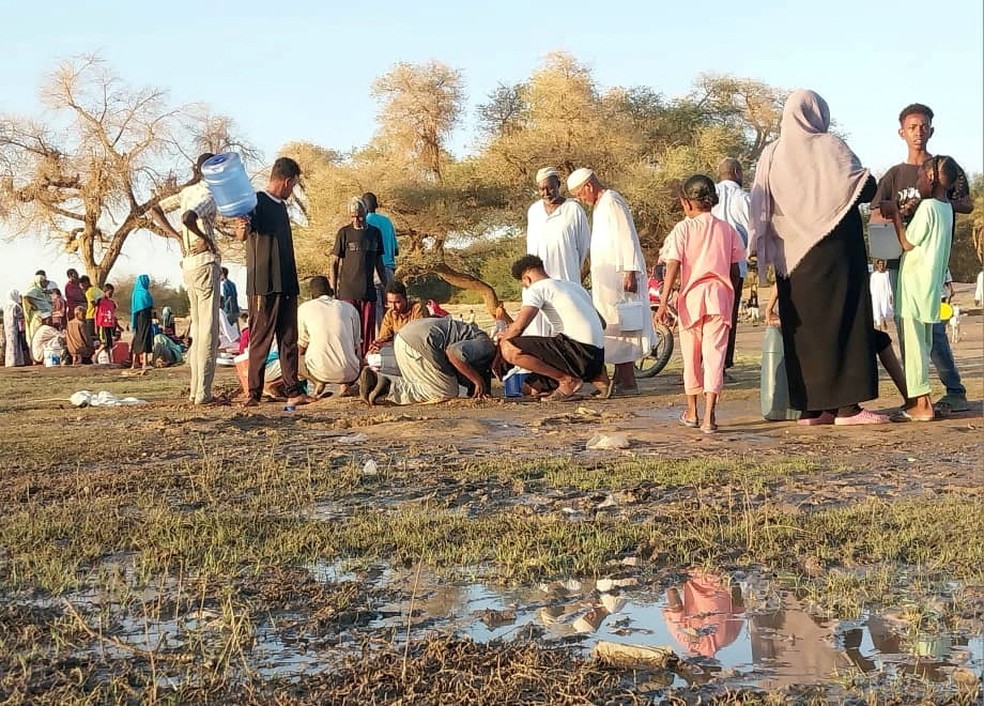 Moradores de Cartum buscam água, em 6 de maio de 2023 — Foto: Reuters
