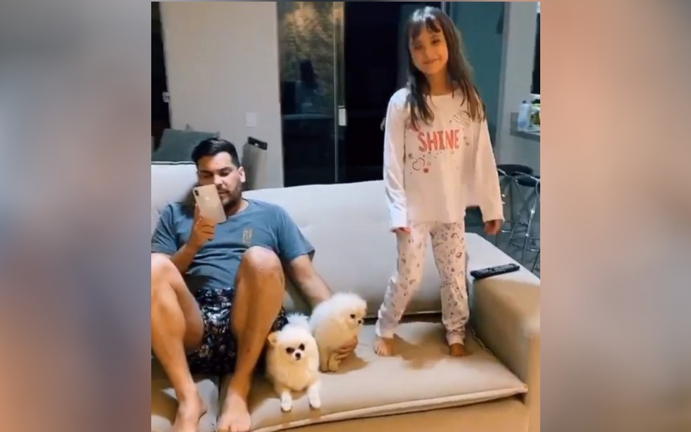 Cauan e a filha Maria Eduarda em casa, em post publicado nas redes sociais — Foto: Reprodução/Instagram