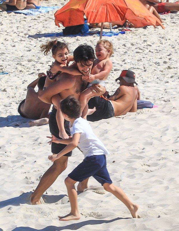 Felipe Simas brinca com os filhos na Praia da Barra (Foto: AgNews)