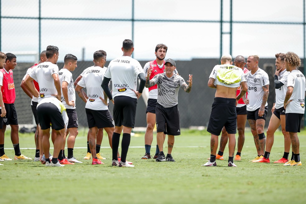 Jorge Sampaoli com jogadores do Atl�tico-MG � Foto: Bruno Cantini/Atl�tico-MG 
