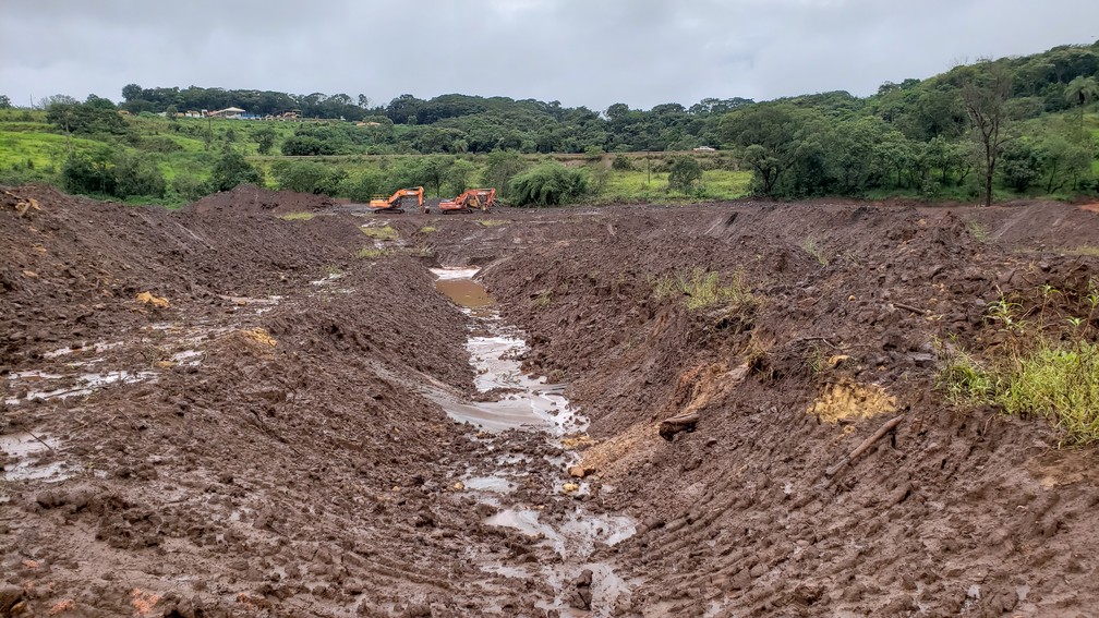 Área atingida pelo rompimento da barragem da Vale em Brumadinho segue encoberta por lama — Foto: Raquel Freitas/G1
