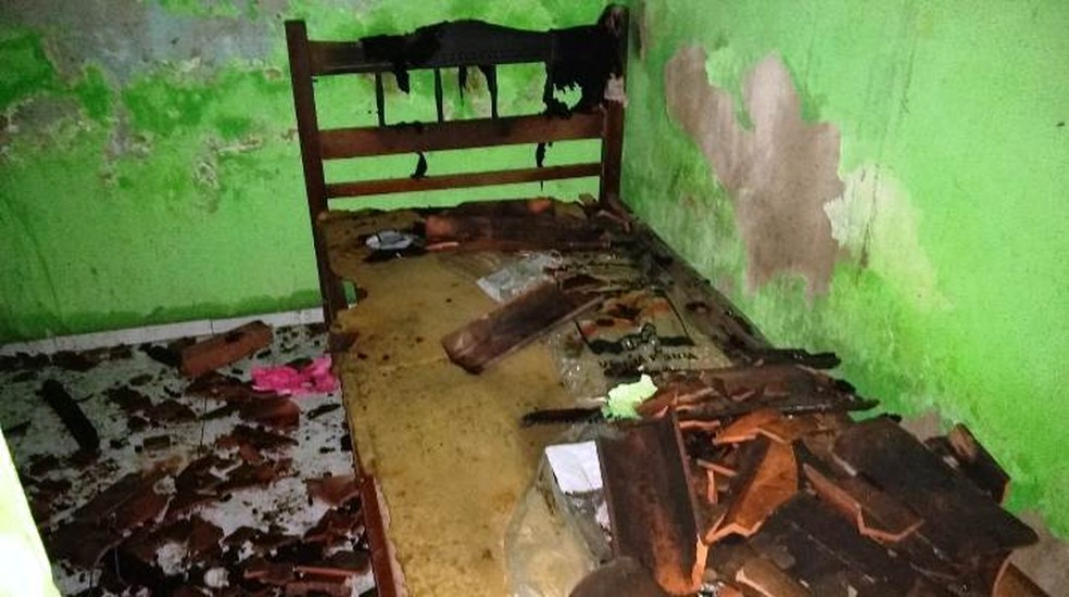 Casa fica destruída após incêndio no Norte do Piauí — Foto: Portal de Campo Maior