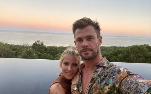 Esposa do ator Chris Hemsworth, o Thor, compartilha foto do astro tirando  uma soneca com o cão do casal