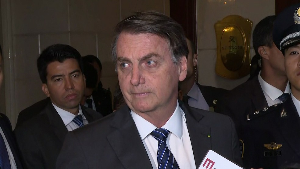 Bolsonaro fala à imprensa em Pequim, na China, na 1ª visita oficial ao país asiático — Foto: Reprodução/TV Globo