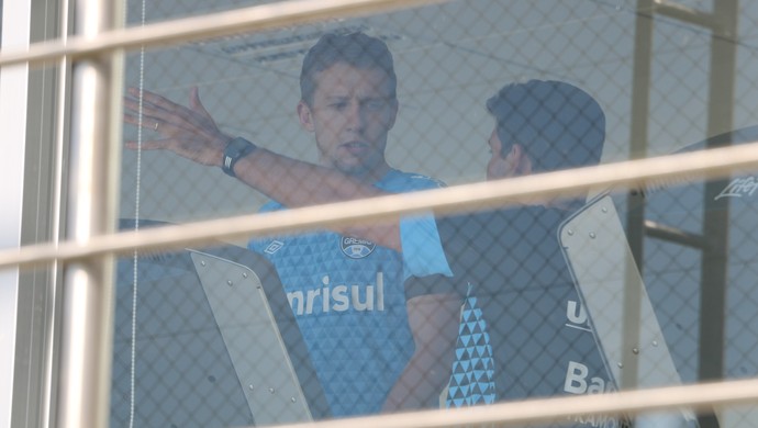 Lucas Leiva veste camisa do Grêmio e usa estrutura do clube para tratar lesão