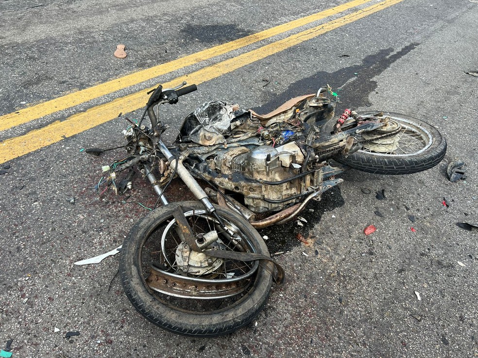 Casal morre após batida entre motocicleta e carreta na BR-101, no extremo sul da Bahia — Foto: Redes Sociais