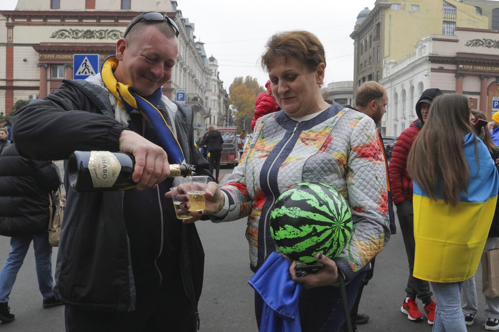 Moradores de Kherson celebram reconquista ucraniana da cidade, em 11 de novembro de 2022.  — Foto: Nina Lyashonok/AP