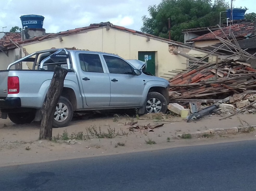 Picape destruiu varanda de casa na Zona Norte de Natal; dono do imóvel estava na varanda minutos antes do acidente — Foto: Julianne Barreto/Inter TV Cabugi