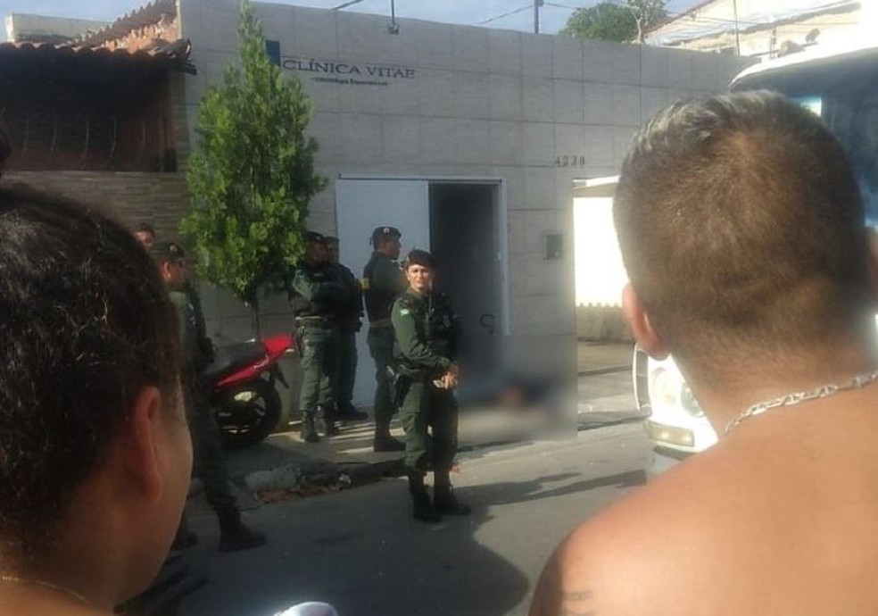 Suspeito de assaltar uma clínica é morto em troca de tiros com bombeiro militar, em Fortaleza. — Foto: Reprodução