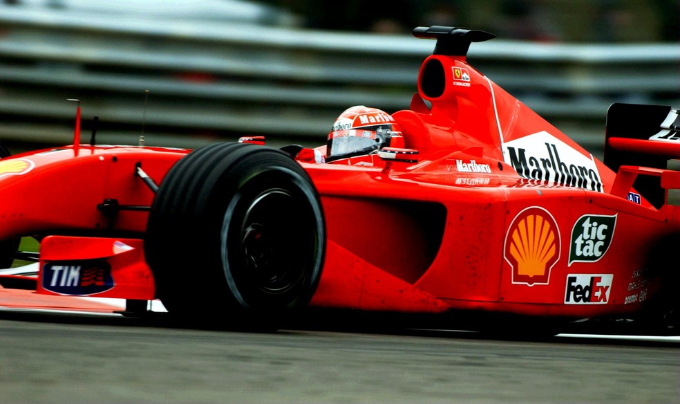 Schumacher acelera Ferrari durante o GP da Bélgica de 2001 — Foto: Getty Images