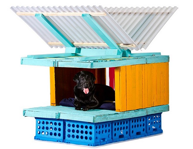 Laboratorio Arquitectura Básica (L.A.B.) - As crenças do escritório de arquitetura estão refletidas nesta casinha de cachorro totalmente sustentável, feita com ripas de madeira, caixas de plástico e telhado de telhas (Foto: Divulgação Archdaily)