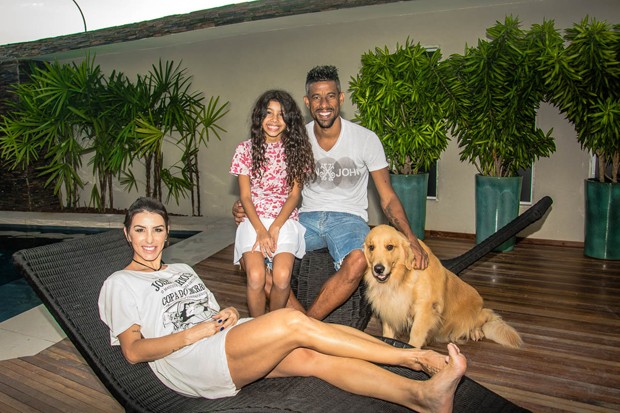 Léo Moura com a mulher, Camila, e a filha, Isabella (Foto: Divulgação/Luiz Paulo)