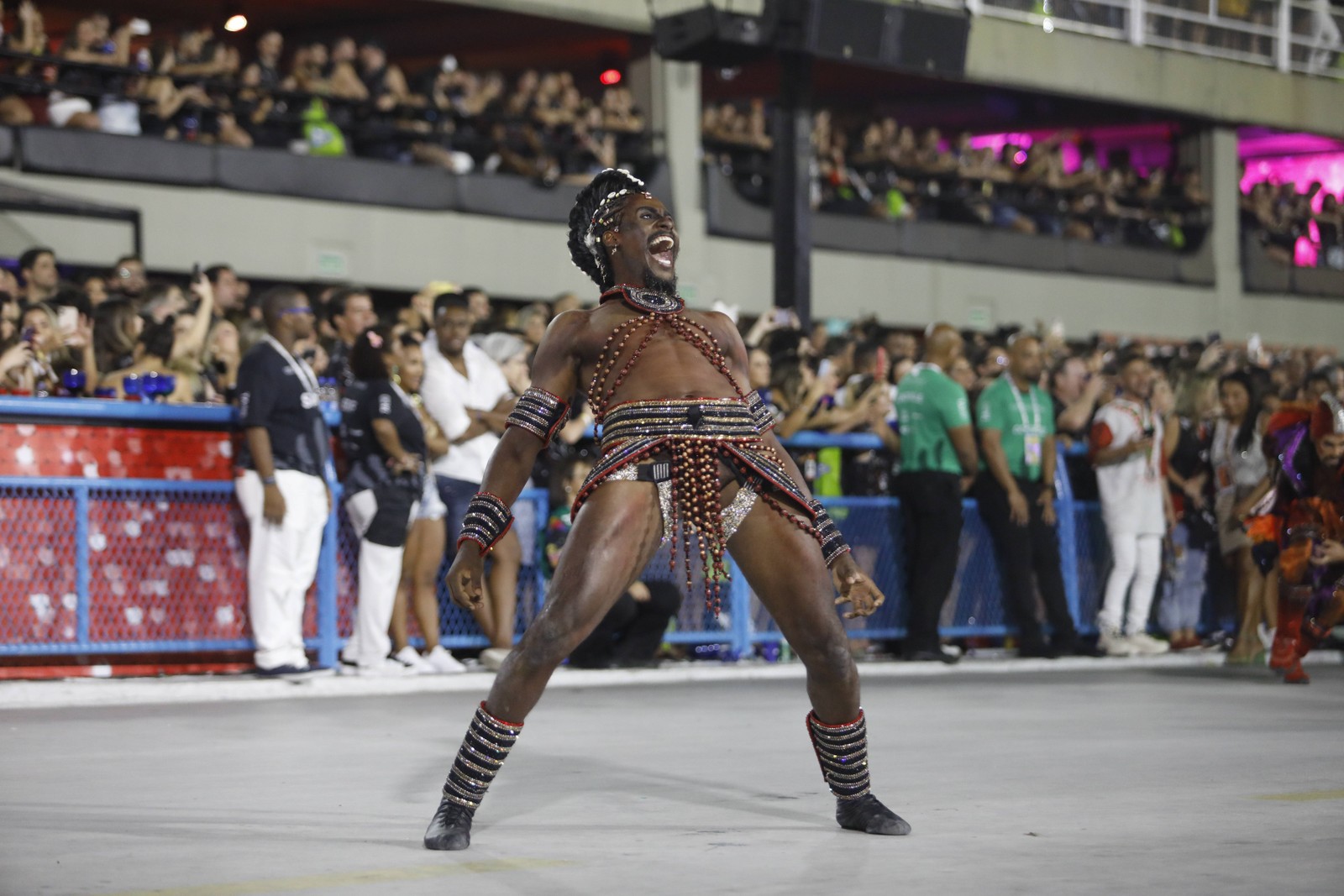 Dançarino da comissão de frente que representa Exu, orixá cantado pela escola na avenidaAgência O Globo