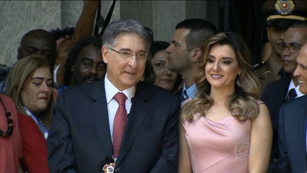 O governador de Minas Gerais, Fernando Pimentel, e sua mulher Carolina Oliveira (Foto: Reprodução/TV Globo)