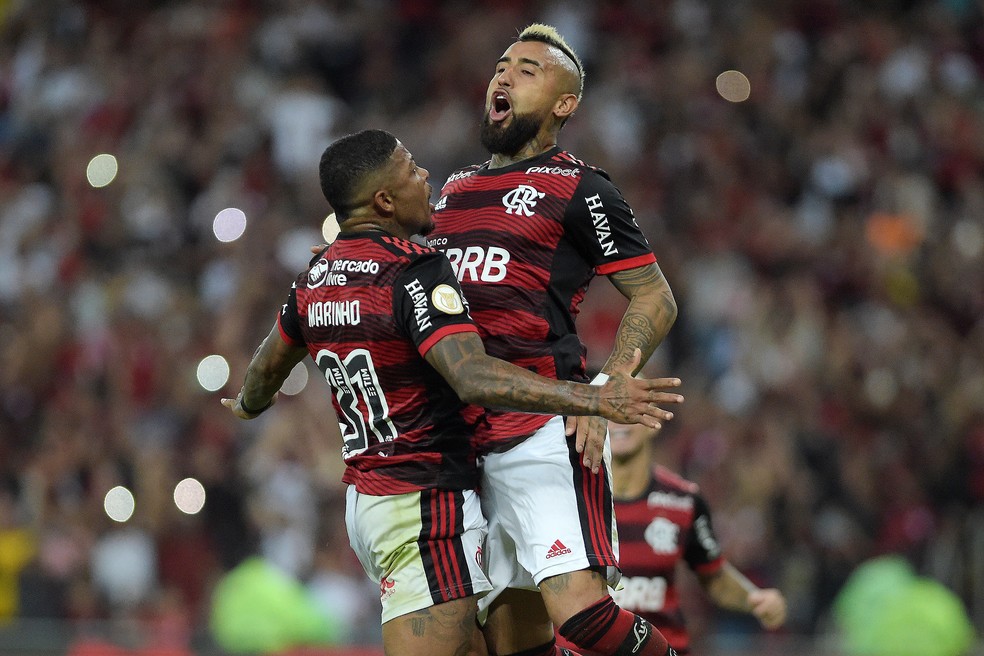 Flamengo x Atlético-GO: Marinho e Vidal comemoram — Foto: André Durão