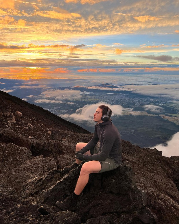 Whindersson Nunes abre álbum de sua escalada no Monte Fuji (Foto: Reprodução / Instagram)