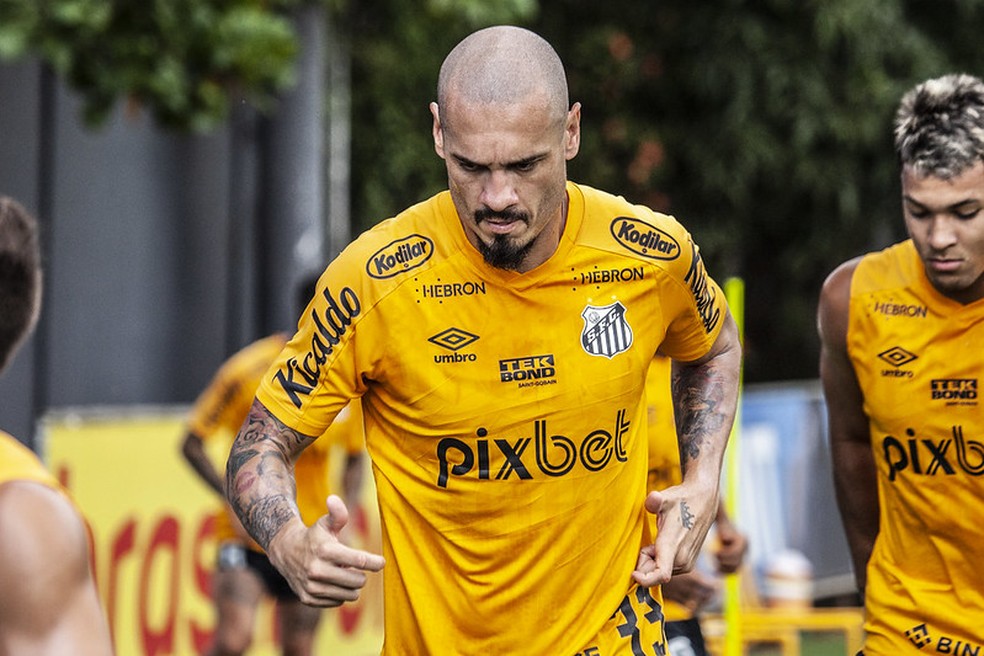 Maicon durante treino do Santos — Foto: Bruno Santoni / Santos FC