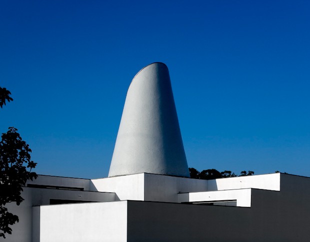 Revigrés Building, em Portugal, desenhado por Álvaro Siza em 1997 e que abriga uma fábrica de cerâmicas (Foto: Fernando Guerra / Divulgação)