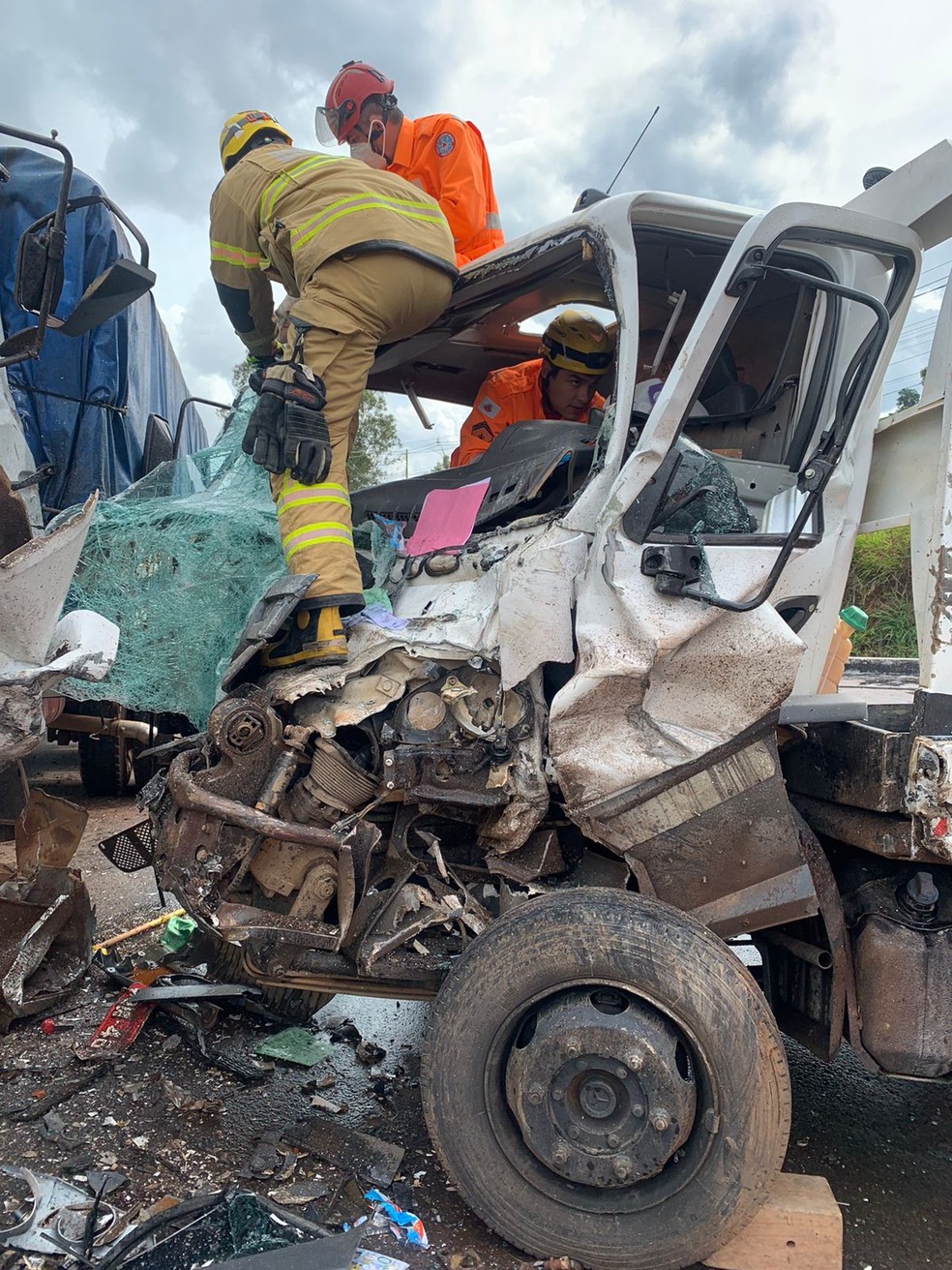 Acidente entre dois caminhões e um carro deixa motoristas feridos em Varginha, MG — Foto: Redes sociais