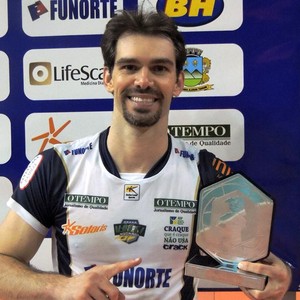 Rodriguinho recebeu o troféu Viva Volei (Foto: Fredson Souza/MCV)