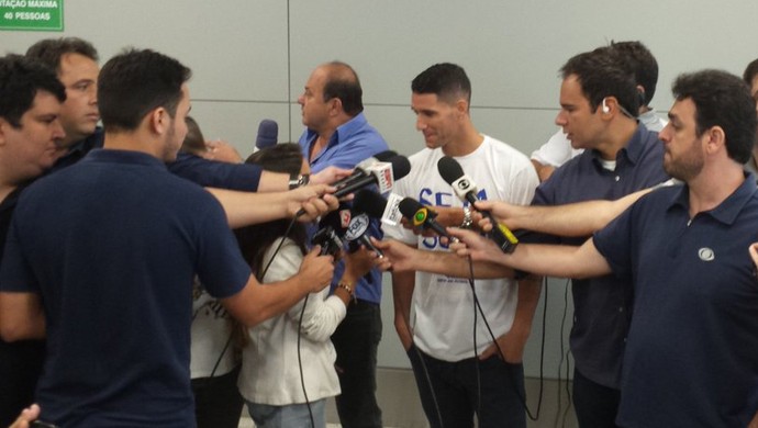 Thiago Neves concede rápida entrevista na chegada ao aeroporto de Confins (Foto: Diogo Finelli)