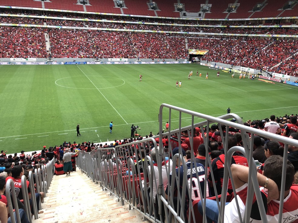 Grades Mané Garrincha (Foto: Daniel Borges / GloboEsporte.com)