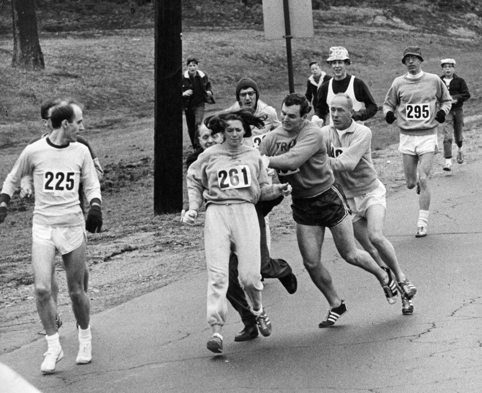 Primeira mulher a correr a Maratona de Boston volta a completar a prova