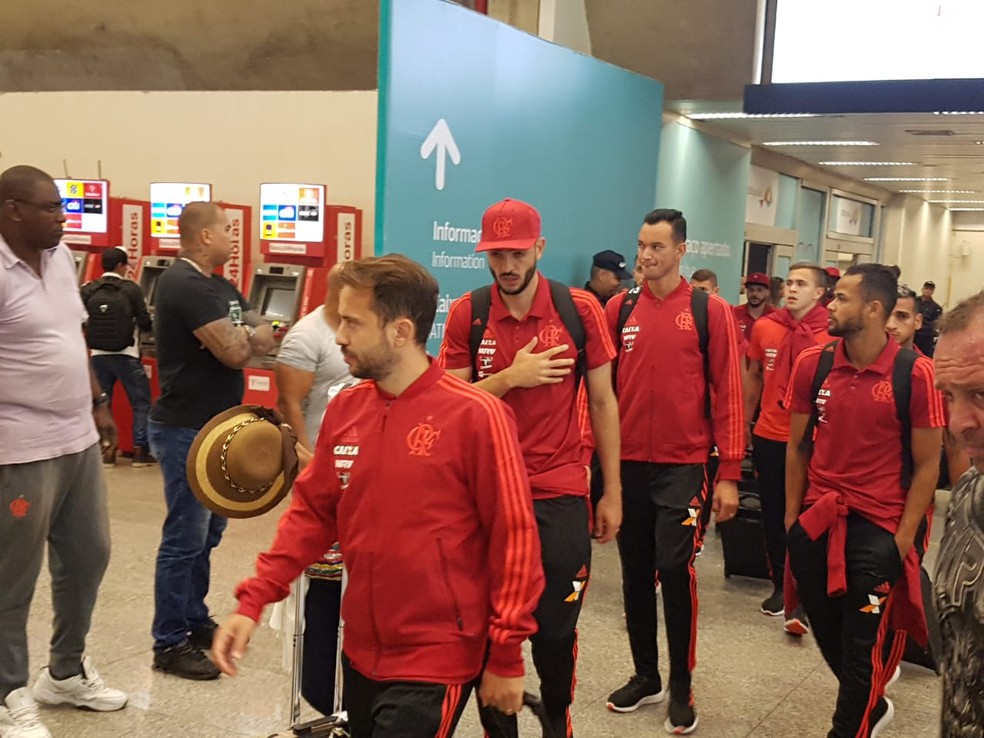 Jogadores do Flamengo desembarcam no aeroporto do Rio de Janeiro — Foto: Marcelo Baltar / GloboEsporte.com