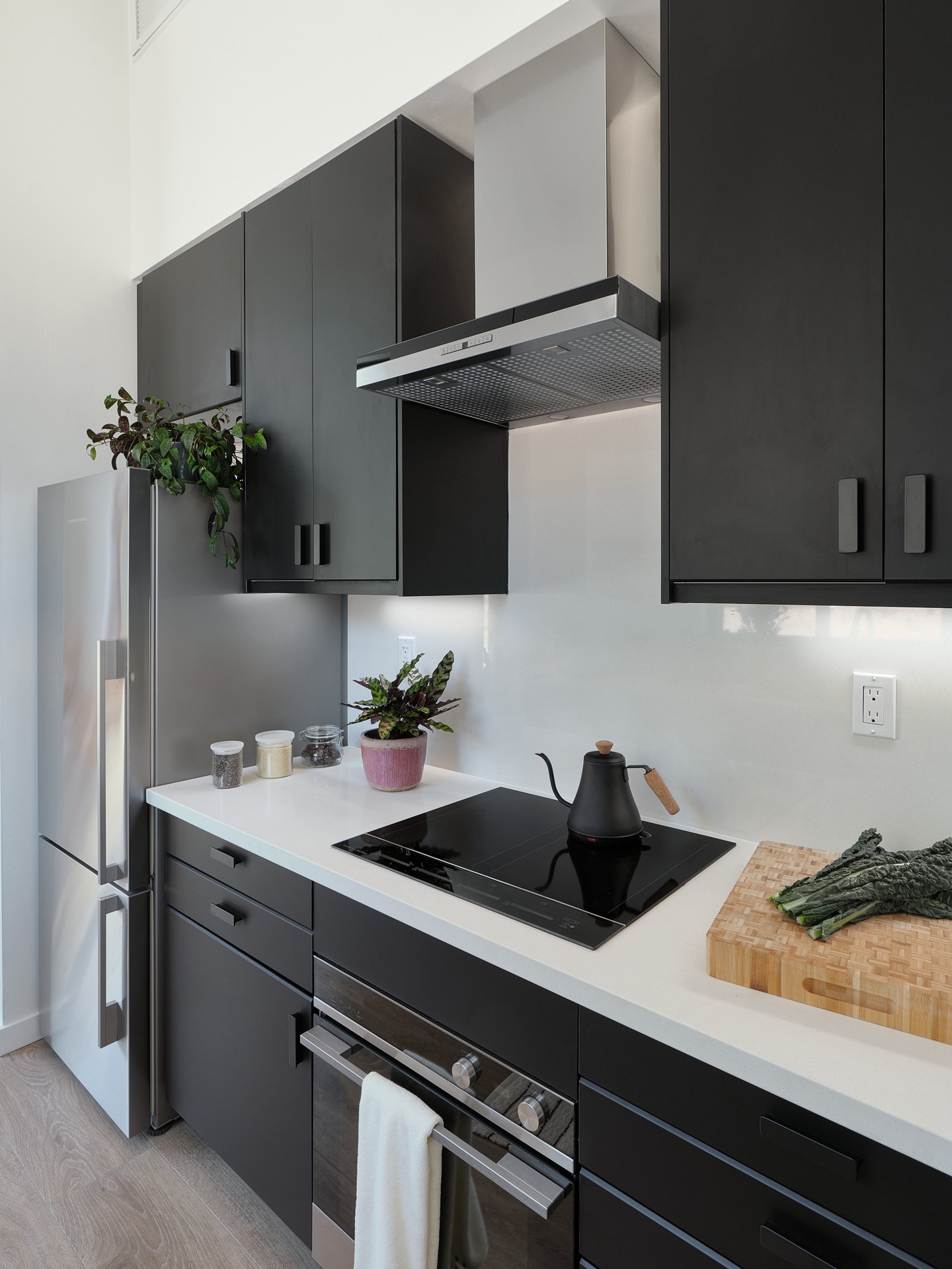 Cozinha com design preto minimalista e decoração em madeira