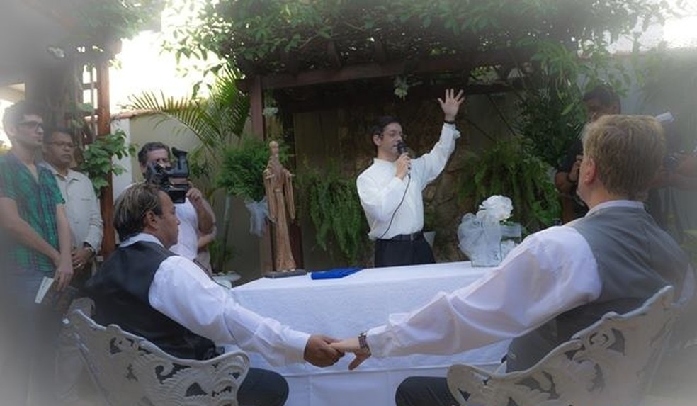 Religioso já realizou dois casamentos de casais homoafetivos, sendo que um deles foi de dois senhores — Foto: Arquivo pessoal