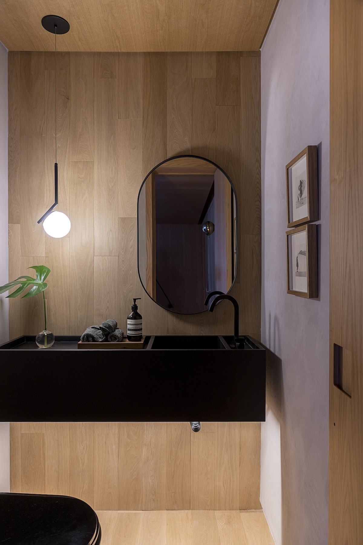 BANHEIRO | A decoração do banheiro traz um tom mais escuro combinado com a madeira (Foto: Divulgação / Rafael Renzo)