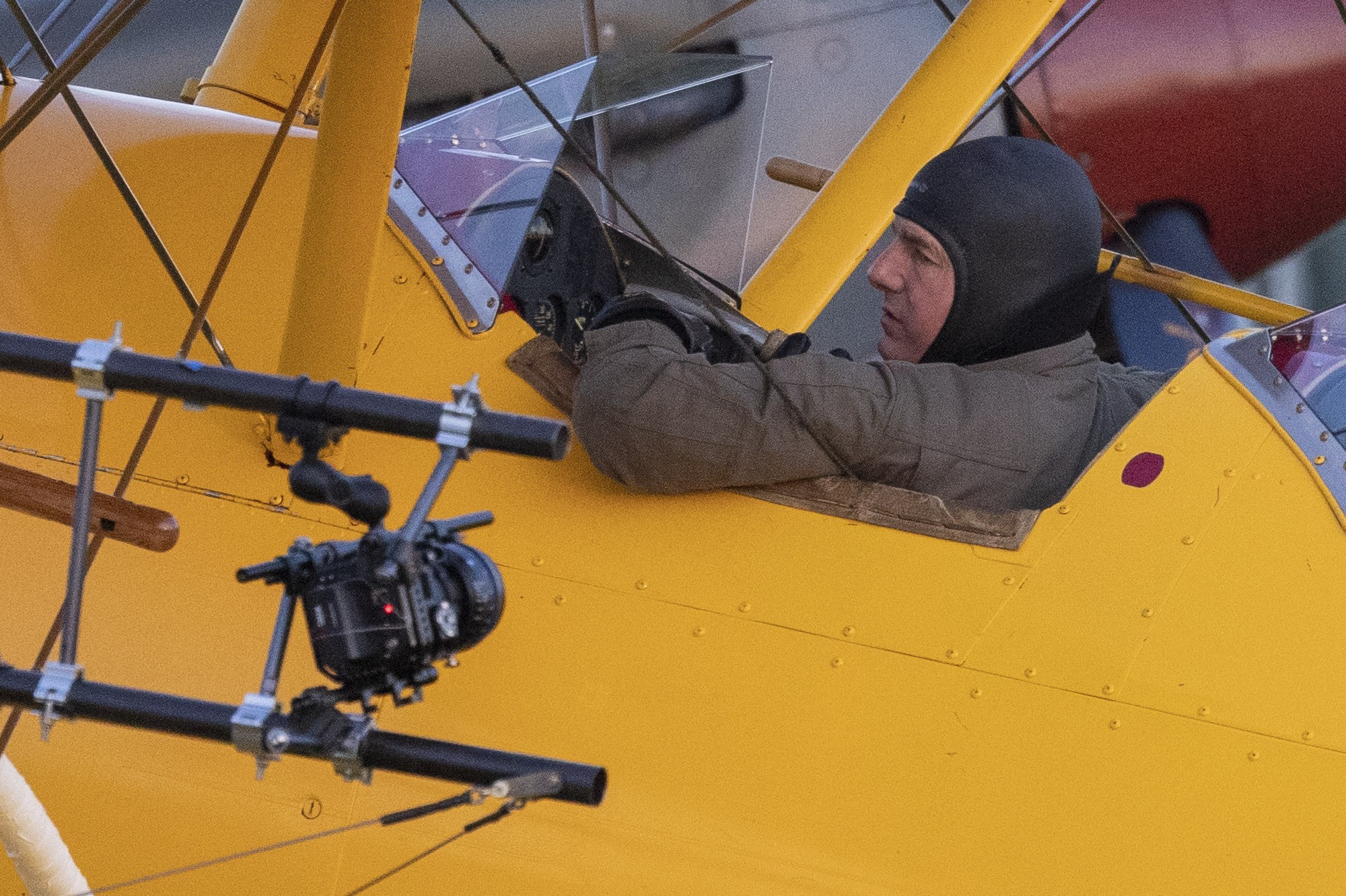 Tom Cruise pilota o avião nas gravações de Missão Impossível (Foto: The Grosby Group)