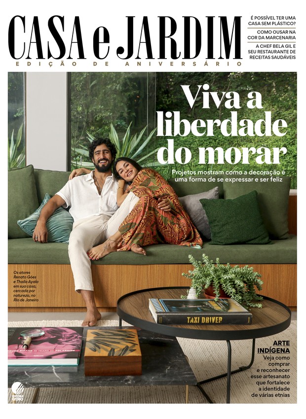 Os atores Renato Goés e Thaila Ayala na casa de 500 m² em que moram, no Rio de Janeiro (Foto: Leo Faria / Divulgação)