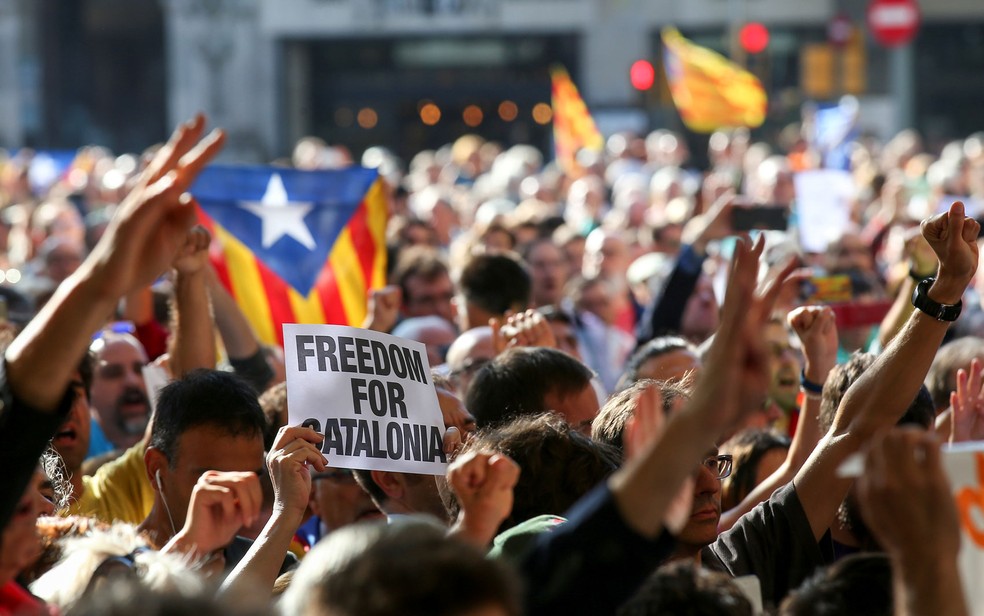 Manifestantes pró-independência pedem liberdade à Catalunha (Foto: Reuters/Albert Gea)