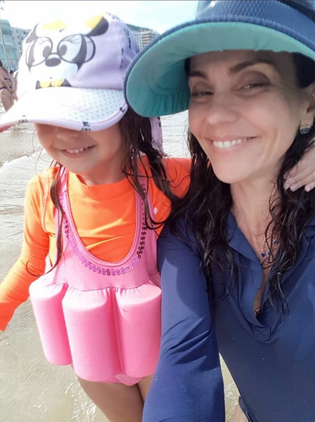 Flávia Monteiro e a filha, Sophia, curtem dia de praia no Rio de Janeiro (Foto: Reprodução/Instagram)