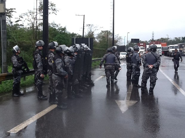 Tropa de Choque entra na Cônego para retirar manifestantes (Foto: Rosana Valle / TV Tribuna)