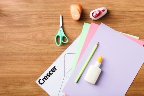 Você vai precisar: furadores de papel, tesoura, pintable de envelope do site CRESCER (http://crescer.globo.com/printables/envelope_crescer.pdf), papéis coloridos com gramatura a partir de 120, lápis e cola