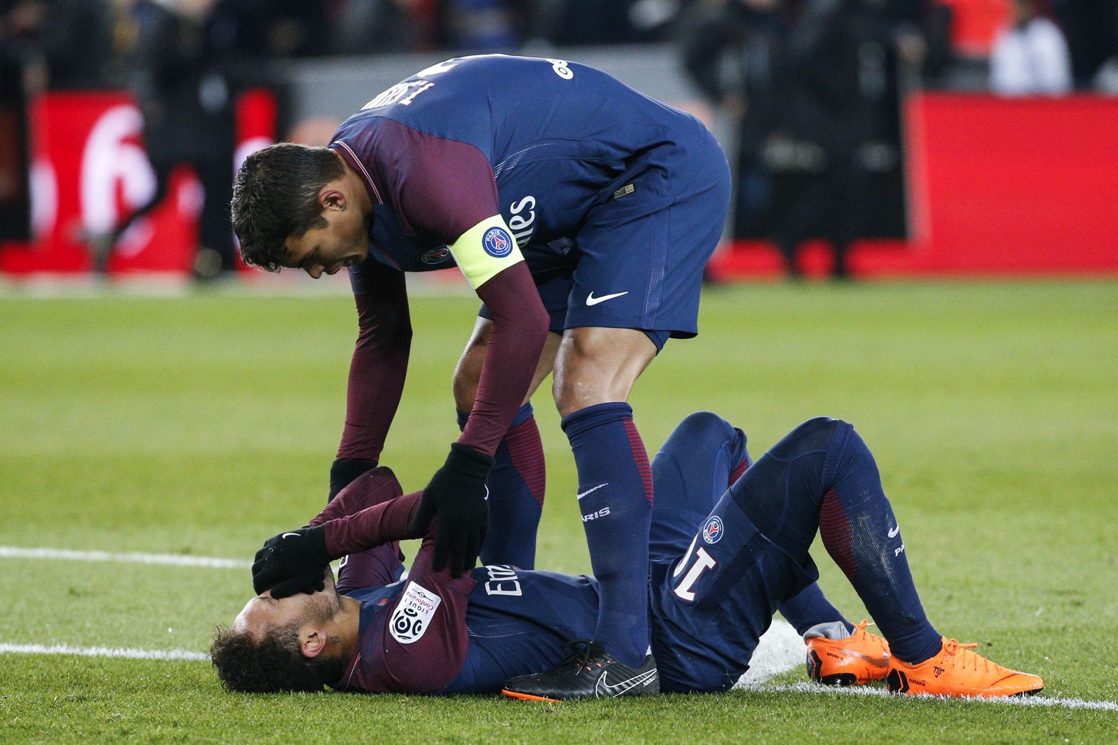 Neymar sofre fratura do metatarso durante partida pelo PSG contra o Olympique de Marseille — Foto: GEOFFROY VAN DER/AFP