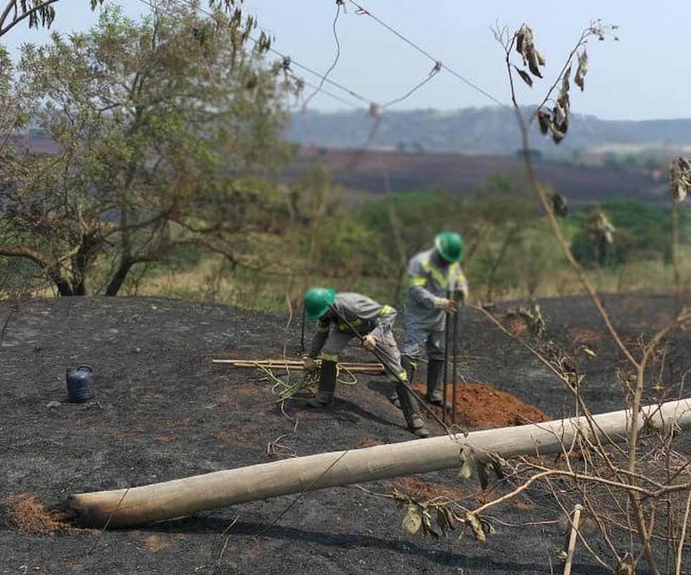 Queimada derrubou poste e prejudicou o abastecimento de Dourado — Foto: CPFL/Divulgação