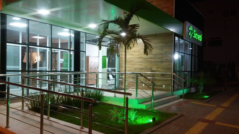 LadrÃµes fugiram depois de explodir caixas eletrÃ´nicos em Lambari D'Oeste (Foto: PolÃ­cia Militar de Mato Grosso/DivulgaÃ§Ã£o)