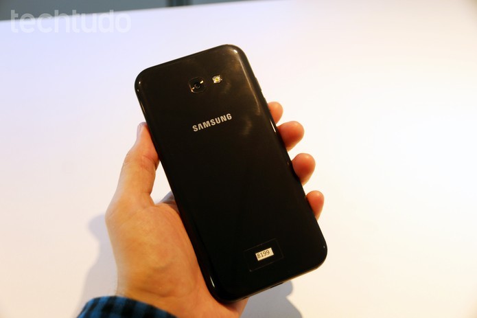 Galaxy A7 traz proteção contra mergulhos em líquidos como o Galaxy S7 (Foto: Reprodução/Elson de Souza) (Foto: Galaxy A7 traz proteção contra mergulhos em líquidos como o Galaxy S7 (Foto: Reprodução/Elson de Souza))