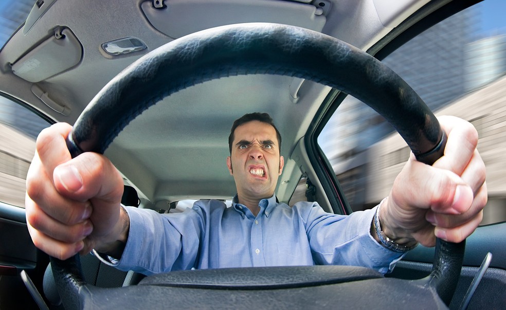 Home estressado no trânsito: controle a raiva para evitar problemas de saúde (Foto: Istock)