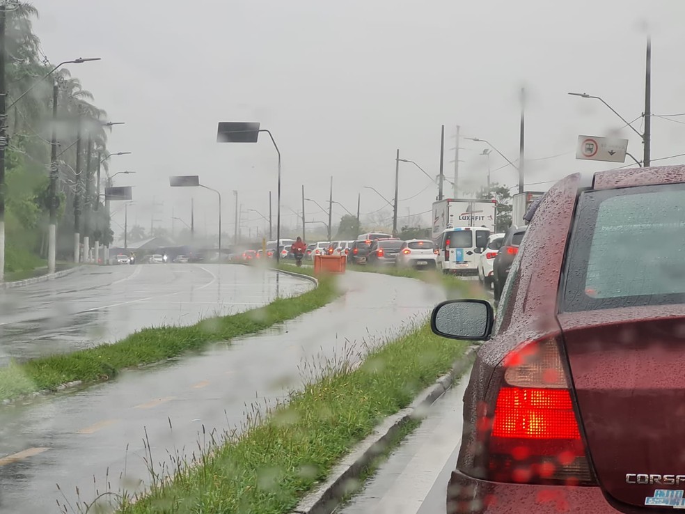 Trânsito congestionado na Avenida Martins Fontes, em Santos — Foto: g1 Santos