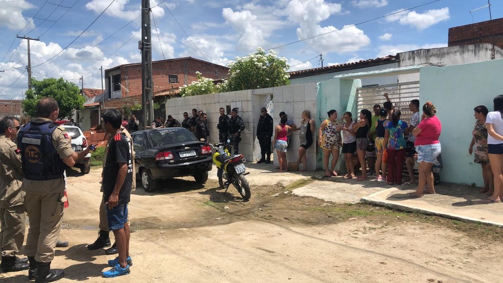 Idosa é morta a facadas dentro de casa, em Campina Grande — Foto: Artur Lira/TV Paraíba